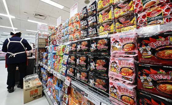 본문 이미지 - 중동 정세 불안 속에 포장재의 원료가 되는 '나프타' 수급에 불안정해지면서 식품업계의 포장재 공급 불안이 커지고 있다. 사진은 서울 시내 대형마트의 라면 매대. 2026.3.25 ⓒ 뉴스1 김도우 기자