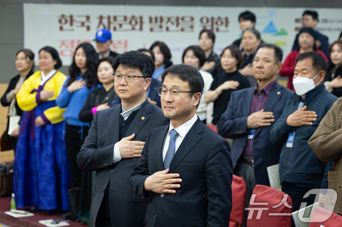 (서울=뉴스1) 유승관 기자 = 한병도 더불어민주당 원내대표를 비롯한 참석자들이 25일 서울 여의도 국회 의원회관에서 열린 한국 차문화 발전을 위한 정책포럼에서 국민의례를 하고 있 …