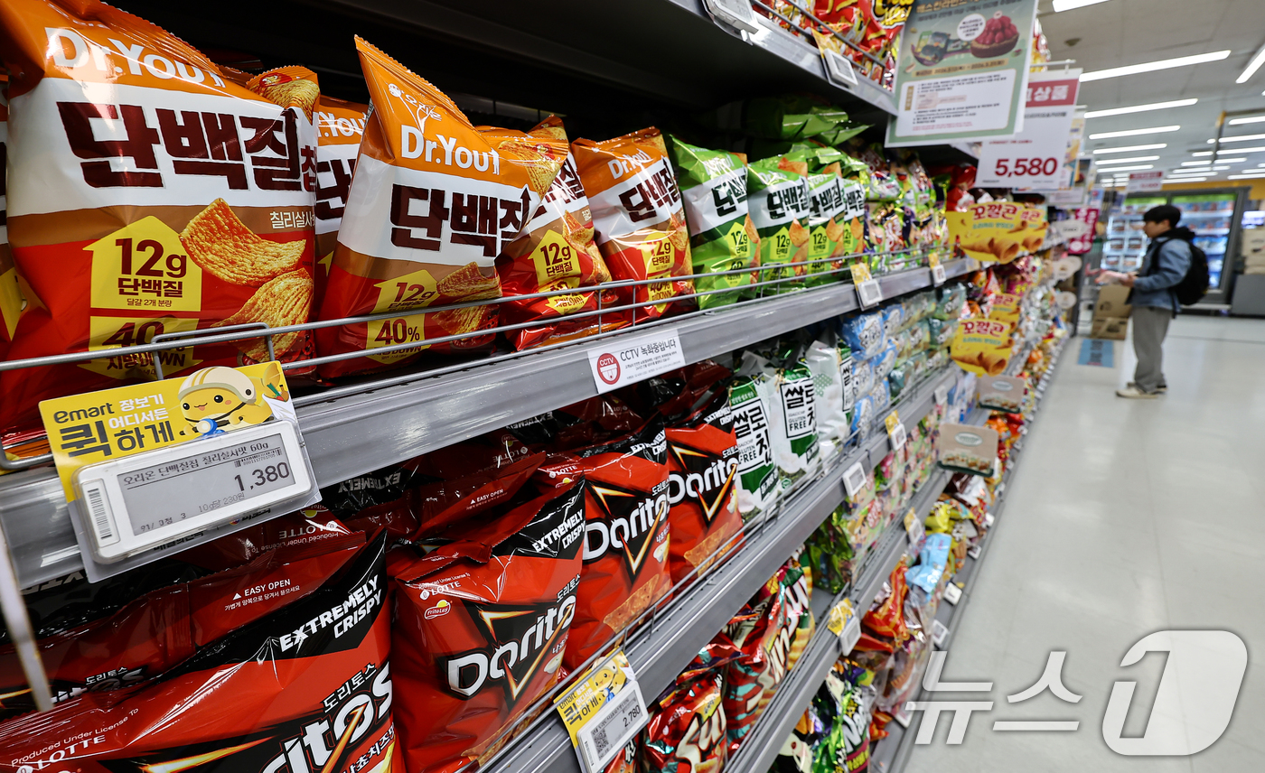 (서울=뉴스1) 김도우 기자 = 중동 정세 불안 속에 포장재의 원료가 되는 '나프타' 수급에 불안정해지면서 식품업계의 포장재 공급 불안이 커지고 있다.사진은 25일 서울 시내 대형 …