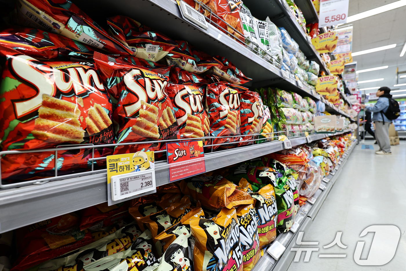 (서울=뉴스1) 김도우 기자 = 중동 정세 불안 속에 포장재의 원료가 되는 '나프타' 수급에 불안정해지면서 식품업계의 포장재 공급 불안이 커지고 있다.사진은 25일 서울 시내 대형 …