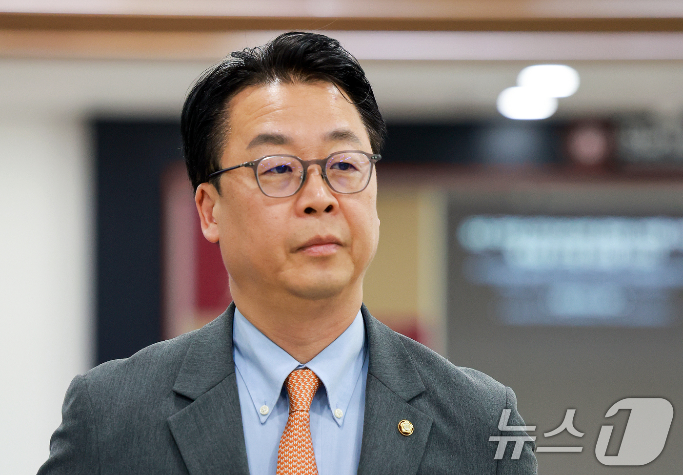 (서울=뉴스1) 이호윤 기자 = 곽규택 국민의힘 원내수석대변인이 25일 서울 종로구 헌법재판소 민원실에서 우원식 국회의장에 대해 권한쟁의심판 청구서 효력정지가처분 신청서를 제출하기 …