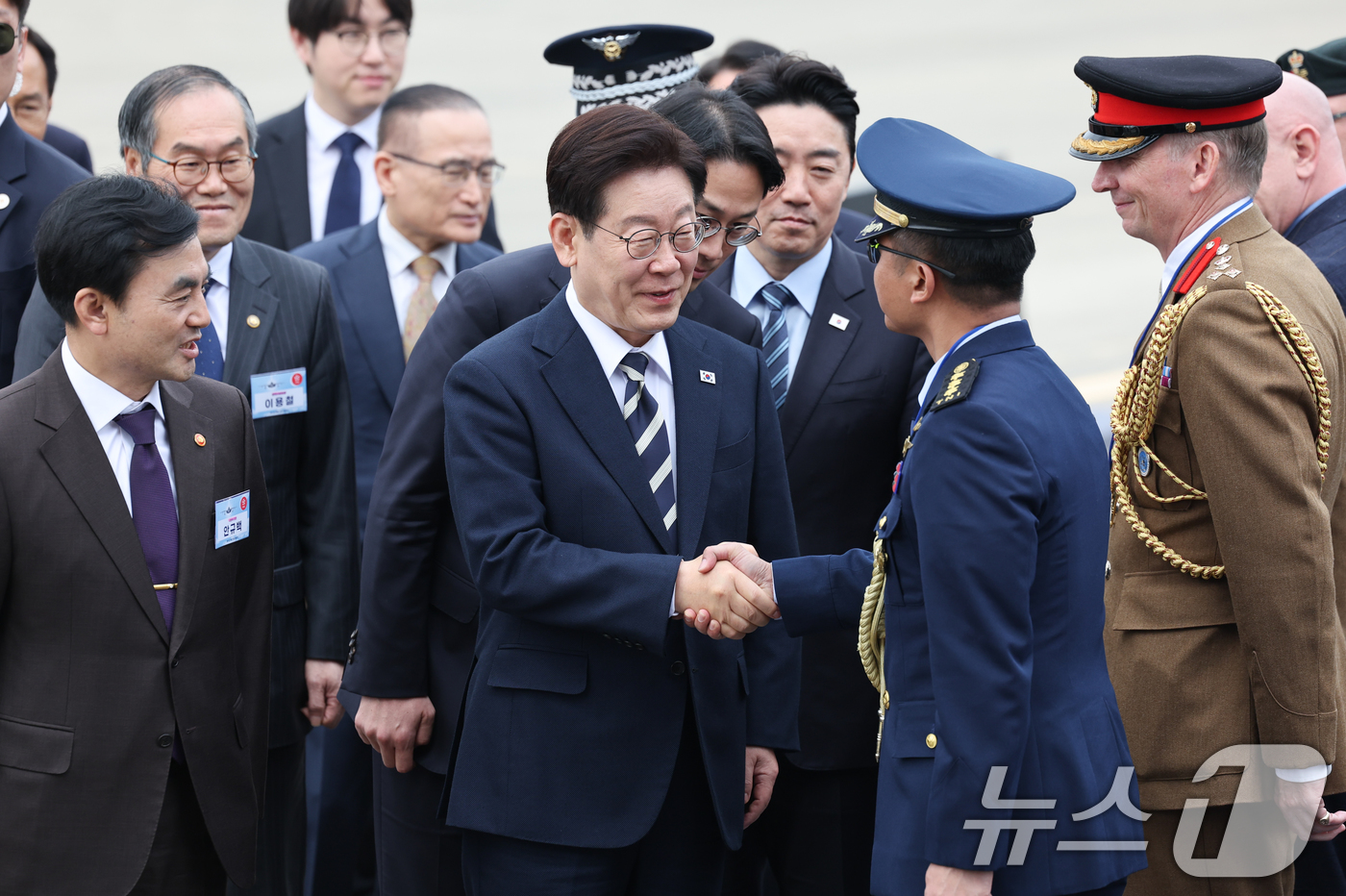 (사천=뉴스1) 이재명 기자 = 이재명 대통령이 25일 경남 사천 한국항공우주산업에서 열린 KF-21 양산 1호기 출고식에 입장하며 참석자들과 인사하고 있다. 2026.3.25/뉴 …