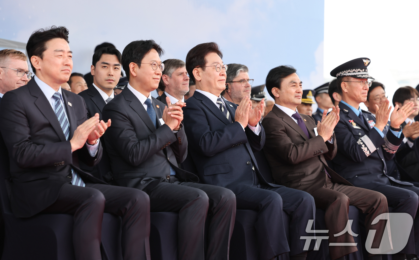 (사천=뉴스1) 이재명 기자 = 이재명 대통령이 25일 경남 사천 한국항공우주산업에서 열린 KF-21 양산 1호기 출고식에 참석해 박수를 치고 있다. 2026.3.25/뉴스1