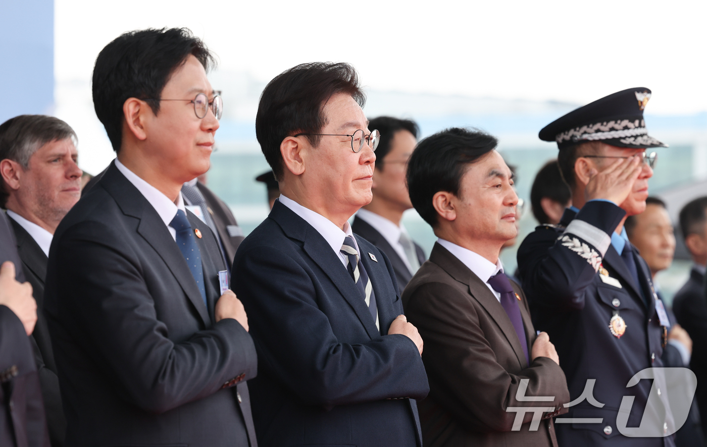 (사천=뉴스1) 이재명 기자 = 이재명 대통령이 25일 경남 사천 한국항공우주산업에서 열린 KF-21 양산 1호기 출고식에서 국민의례를 하고 있다. 2026.3.25/뉴스1