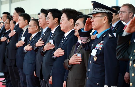 이재명 대통령, KF-21 양산 1호기 출고식 국민의례