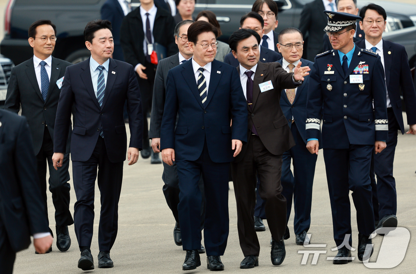 (사천=뉴스1) 이재명 기자 = 이재명 대통령이 25일 경남 사천 한국항공우주산업에서 열린 KF-21 양산 1호기 출고식에 입장하고 있다. 2026.3.25/뉴스1