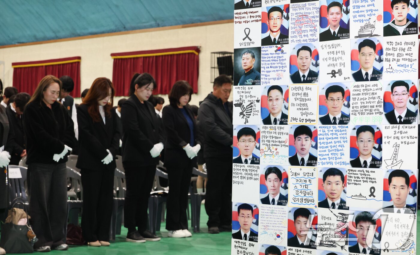 본문 이미지 - '제11회 서해수호의 날'을 이틀 앞둔 25일 천안함 피격으로 산화한 故 박경수 상사 모교인 경기 수원시 팔달구 삼일공업고등학교에서 열린 '서해수호 영웅 故 박경수 상사 추모식'에서 학생들과 내빈들이 서해수호 55용사를 기리며 묵념을 하고 있다. 2026.3.25 ⓒ 뉴스1 김영운 기자