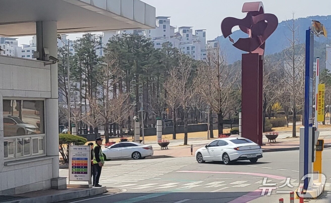 본문 이미지 - 25일 원주시청 입구에서 차량 5부제 단속 인원이 공무원 차량을 대상으로 단속에 나서고 있다. 2026.3.25/뉴스1 신관호기자