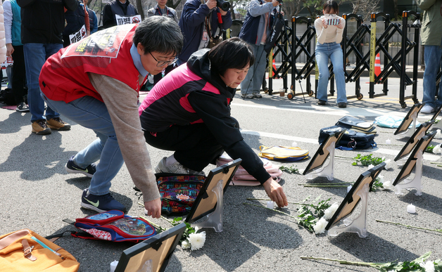 이란 초등학교 폭격 희생자들 영정에 헌화하는 민주노총 조합원들