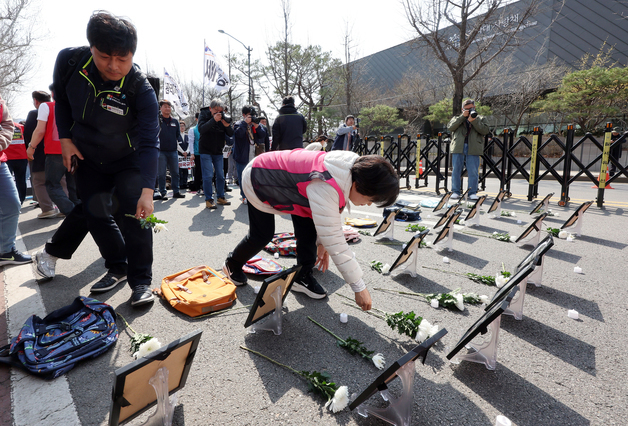 이란 초등학교 폭격 희생자 추모하는 민주노총