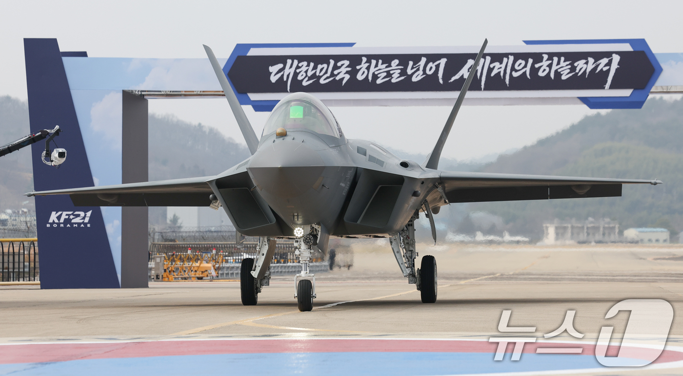 (사천=뉴스1) 이재명 기자 = 25일 경남 사천 한국항공우주산업에서 KF-21 양산 1호기가 공개되고 있다. 2026.3.25/뉴스1