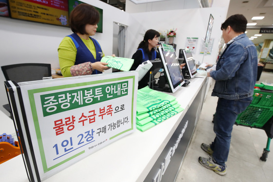 "1장만 팔아요"…종량제봉투 하루 5만→14만장 '폭증'에 '제한'