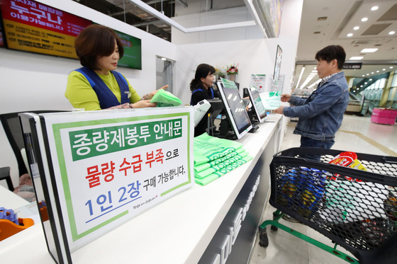 [뉴스1 PICK]정부, 중동사태 리스크에 요소수·종량제봉투 공급망 점검 강화