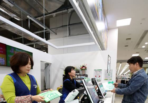 '종량제봉투' 물량 부족, 1인 2장씩