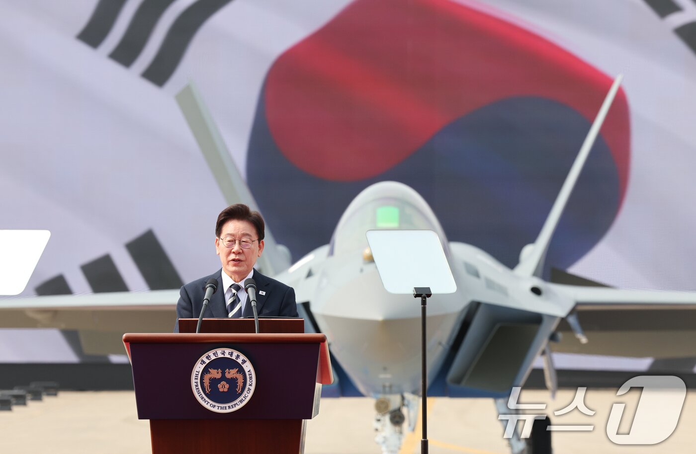 본문 이미지 - 이재명 대통령이 25일 경남 사천 한국항공우주산업에서 열린 KF-21 양산 1호기 출고식에서 격려사를 하고 있다. 2026.3.25 ⓒ 뉴스1 이재명 기자