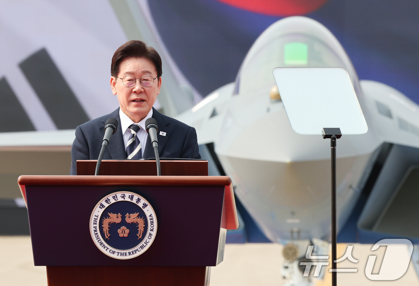 (사천=뉴스1) 이재명 기자 = 이재명 대통령이 25일 경남 사천 한국항공우주산업에서 열린 KF-21 양산 1호기 출고식에서 격려사를 하고 있다. 2026.3.25/뉴스1