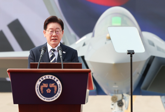 李대통령 "KF-21 양산으로 자주국방 위용…우리 힘 영공 수호"
