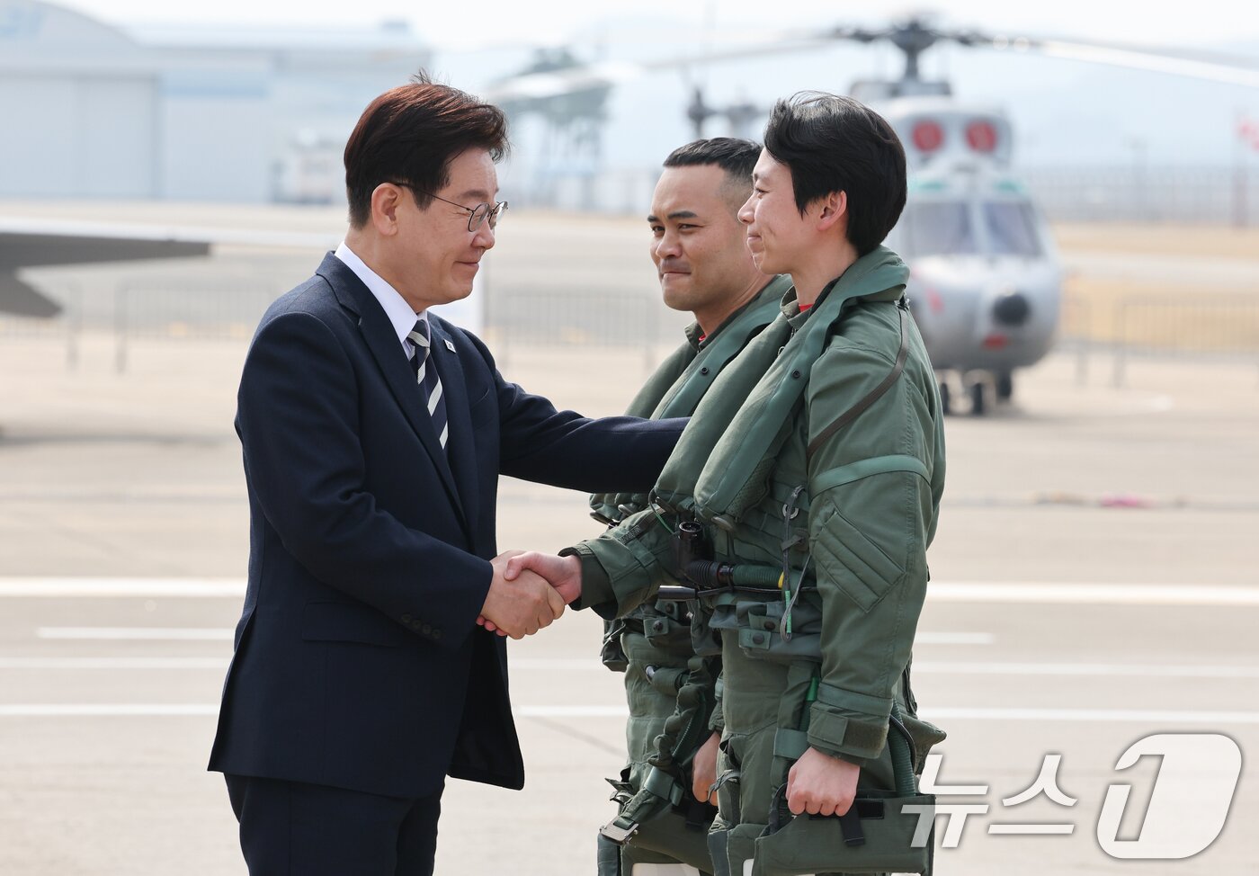 본문 이미지 - 이재명 대통령이 25일 경남 사천 한국항공우주산업에서 열린 KF-21 양산 1호기 출고식에서 조종사를 격려하고 있다. 2026.3.25 ⓒ 뉴스1 이재명 기자