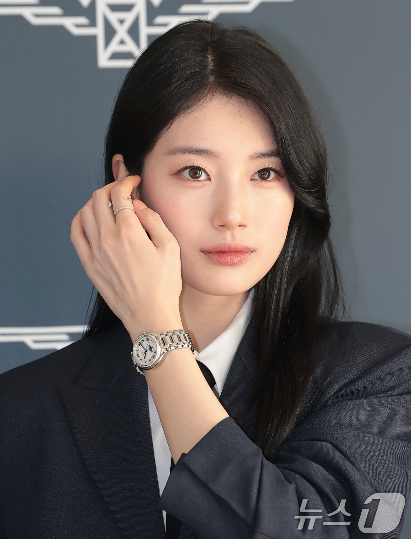 (서울=뉴스1) 권현진 기자 = 배우 수지가 25일 서울 강남구 웨스틴 파르나스에서 열린 스위스 워치 브랜드 론진 2026 신제품 프레젠테이션에 참석해 포즈를 취하고 있다. 202 …
