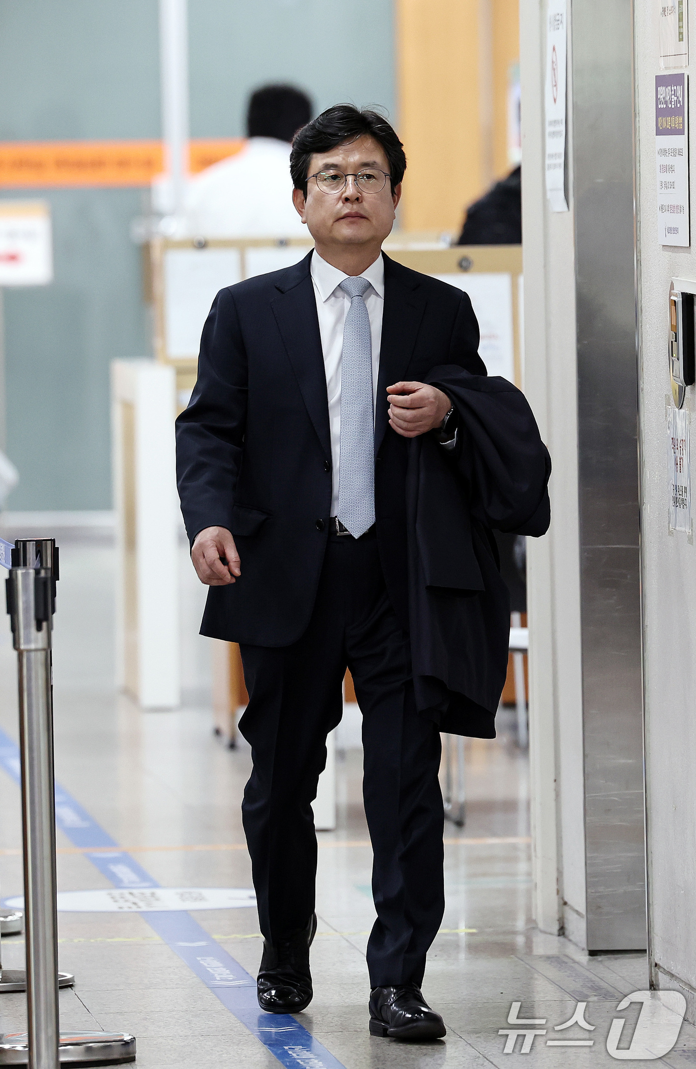 (서울=뉴스1) 구윤성 기자 = 12·3 비상계엄 이후 사후 문건을 작성한 혐의로 재판에 넘겨진 강의구 전 대통령실 부속실장이 25일 오후 서울 서초구 서울중앙지방법원에서 열린 첫 …