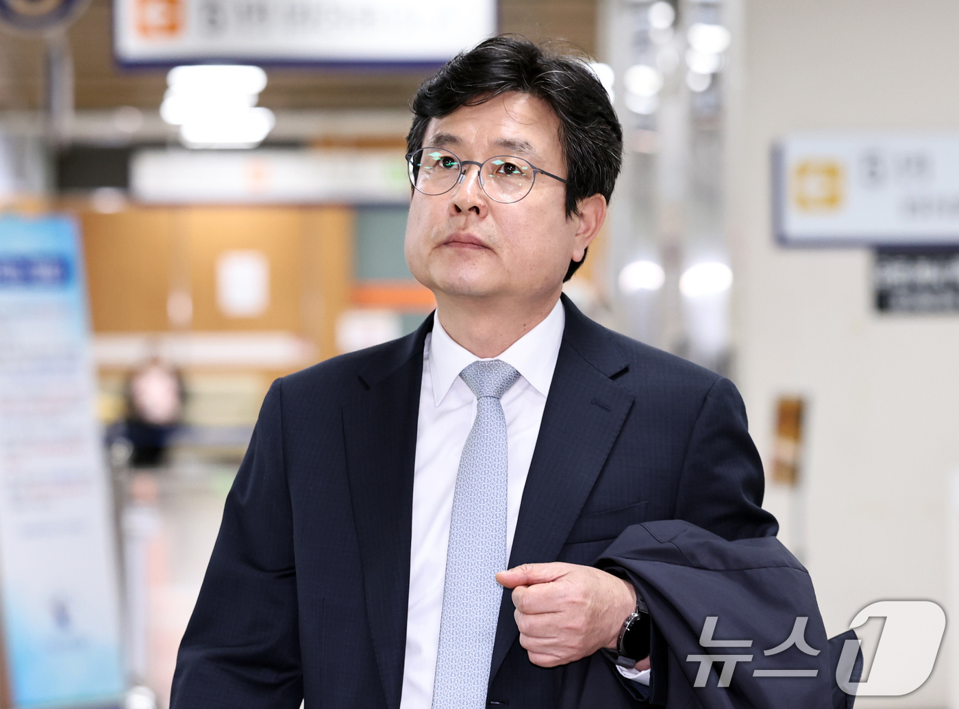 (서울=뉴스1) 구윤성 기자 = 12·3 비상계엄 이후 사후 문건을 작성한 혐의로 재판에 넘겨진 강의구 전 대통령실 부속실장이 25일 오후 서울 서초구 서울중앙지방법원에서 열린 첫 …