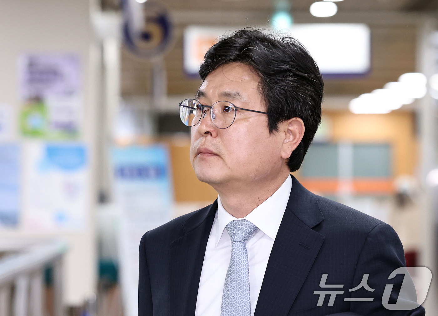 (서울=뉴스1) 구윤성 기자 = 12·3 비상계엄 이후 사후 문건을 작성한 혐의로 재판에 넘겨진 강의구 전 대통령실 부속실장이 25일 오후 서울 서초구 서울중앙지방법원에서 열린 첫 …