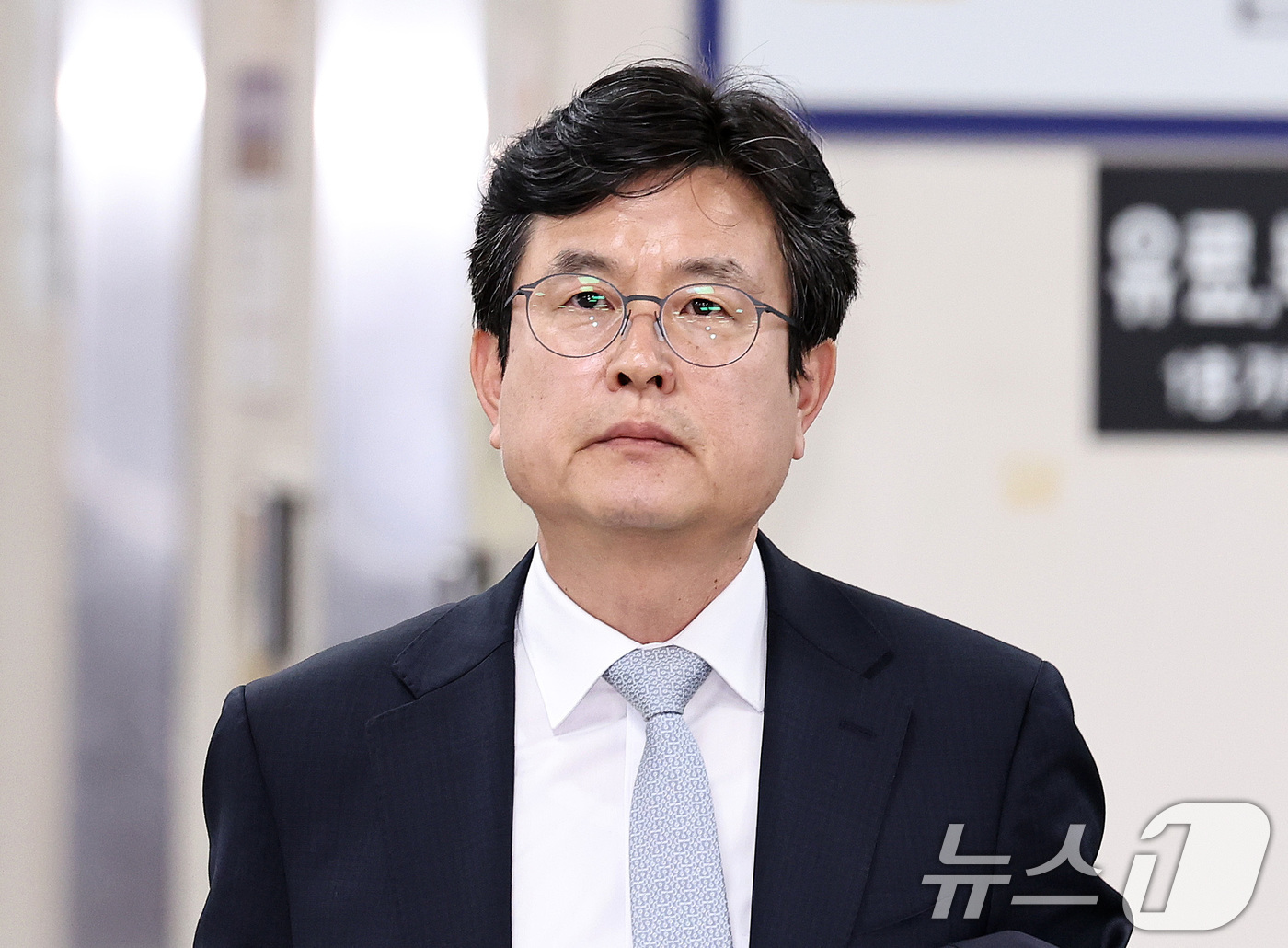 (서울=뉴스1) 구윤성 기자 = 12·3 비상계엄 이후 사후 문건을 작성한 혐의로 재판에 넘겨진 강의구 전 대통령실 부속실장이 25일 오후 서울 서초구 서울중앙지방법원에서 열린 첫 …