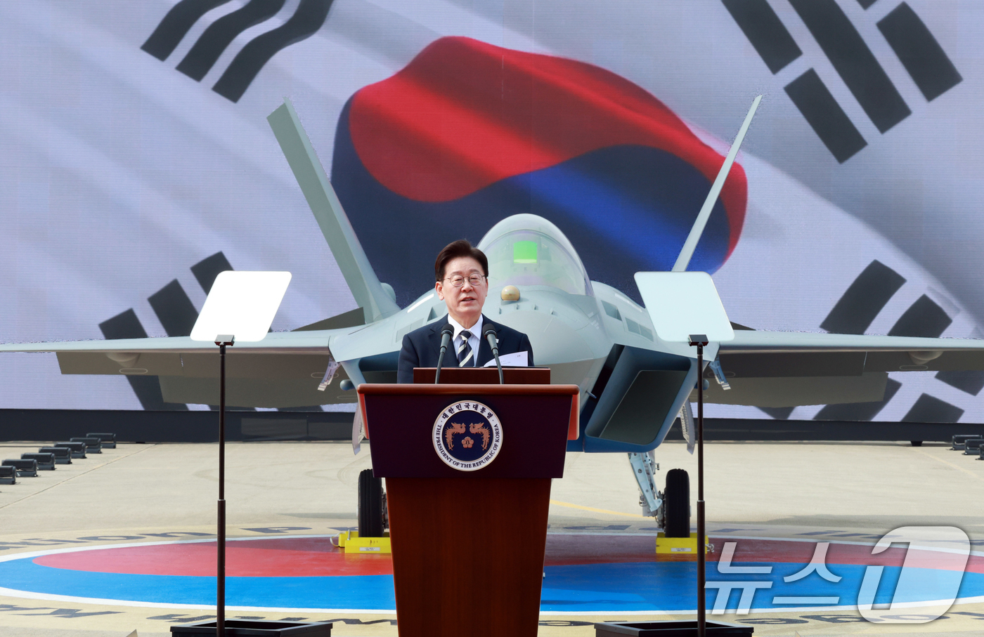 (사천=뉴스1) 이재명 기자 = 이재명 대통령이 25일 경남 사천 한국항공우주산업에서 열린 KF-21 양산 1호기 출고식에서 격려사를 하고 있다. 2026.3.25/뉴스1