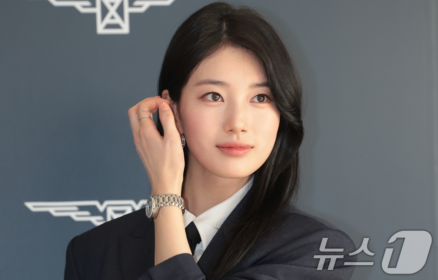 (서울=뉴스1) 권현진 기자 = 배우 수지가 25일 서울 강남구 웨스틴 파르나스에서 열린 스위스 워치 브랜드 론진 2026 신제품 프레젠테이션에 참석해 포즈를 취하고 있다. 202 …
