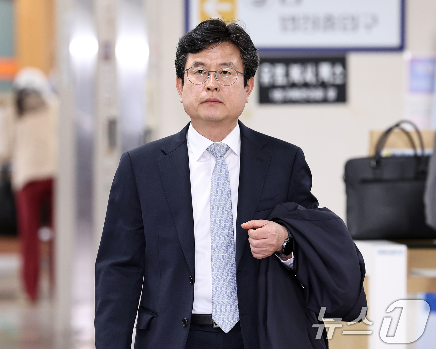 (서울=뉴스1) 구윤성 기자 = 12·3 비상계엄 이후 사후 문건을 작성한 혐의로 재판에 넘겨진 강의구 전 대통령실 부속실장이 25일 오후 서울 서초구 서울중앙지방법원에서 열린 첫 …