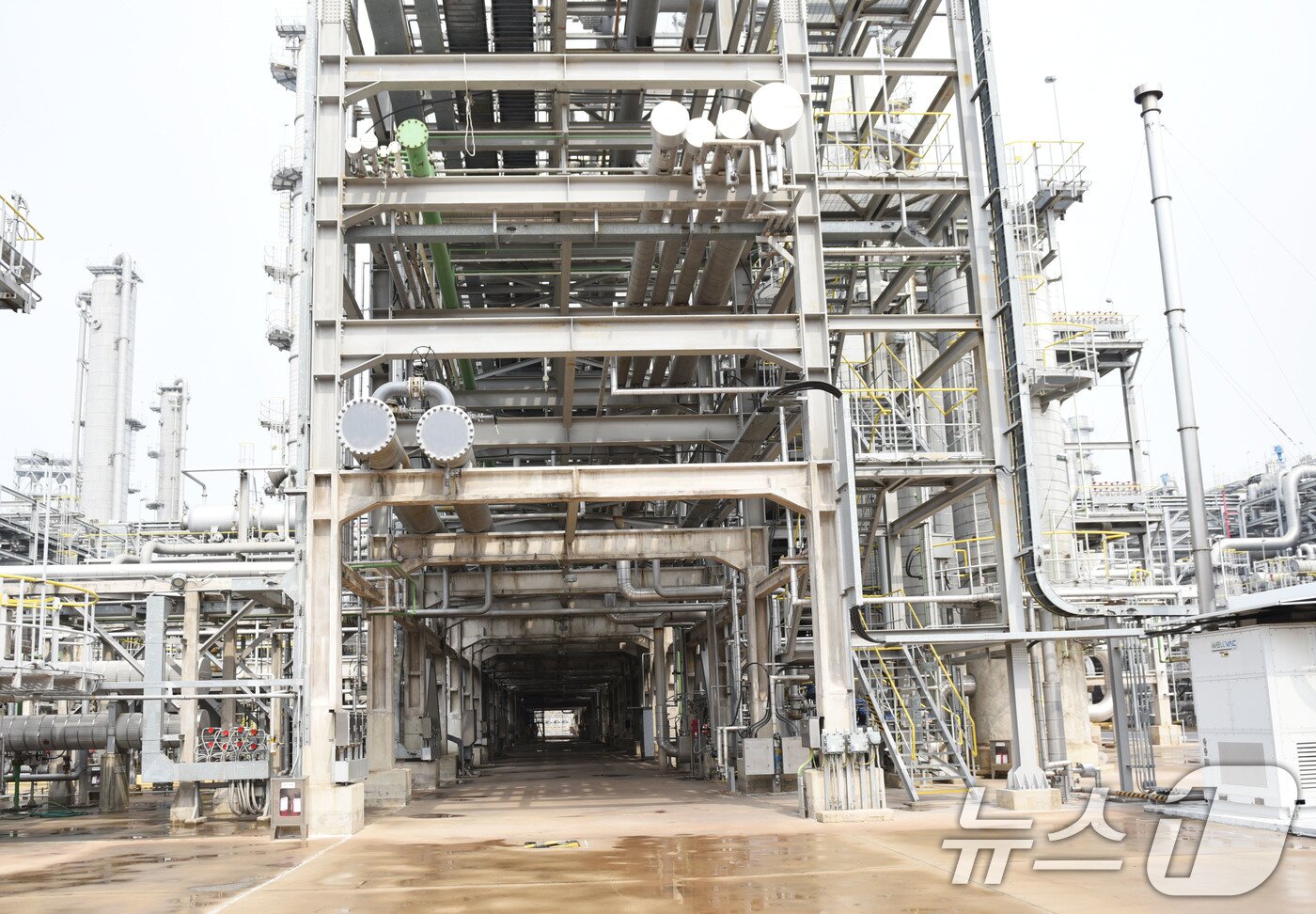 본문 이미지 - 중동상황 장기화로 나프타 수급 차질로 인해 전남 여수 국가산업단지 내 석유화학 기업들의 생산 시설 가동 중단이 잇따르고 있다. 사진은 25일 여수산단내 NCC 2공장 모습. 2026.3.25 ⓒ 뉴스1 김성준 기자