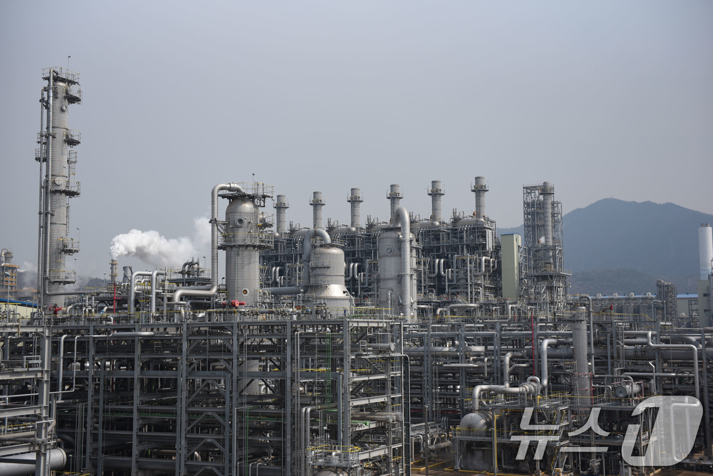 (여수=뉴스1) 김성준 기자 = 중동상황 장기화로 나프타 수급 차질로 인해 전남 여수 국가산업단지 내 석유화학 기업들의 생산 시설 가동 중단이 잇따르고 있다.지난 23일 전남 여수 …