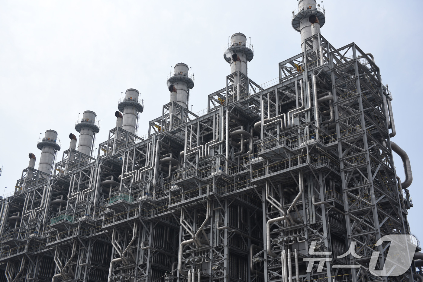 (여수=뉴스1) 김성준 기자 = 중동상황 장기화로 나프타 수급 차질로 인해 전남 여수 국가산업단지 내 석유화학 기업들의 생산 시설 가동 중단이 잇따르고 있다.지난 23일 전남 여수 …