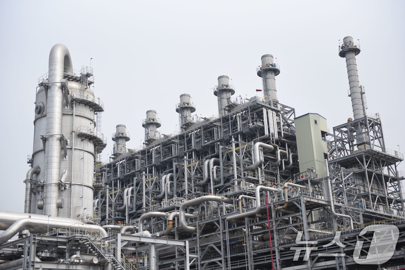 본문 이미지 - 중동상황 장기화로 나프타 수급 차질로 인해 전남 여수 국가산업단지 내 석유화학 기업들의 생산 시설 가동 중단이 잇따르고 있다. 지난 23일 전남 여수 국가산업단지 소재 기업 등에 따르면 LG화학 여수공장은 이날부터 여수산단 내 NCC 2공장 가동을 중단했다고 밝혔다. 사측은 나프타 공급이 원활해질 때까지 1공장만 가동할 예정이다. 사진은 25일 여수산단내 NCC 2공장 모습. 2026.3.25 ⓒ 뉴스1 김성준 기자