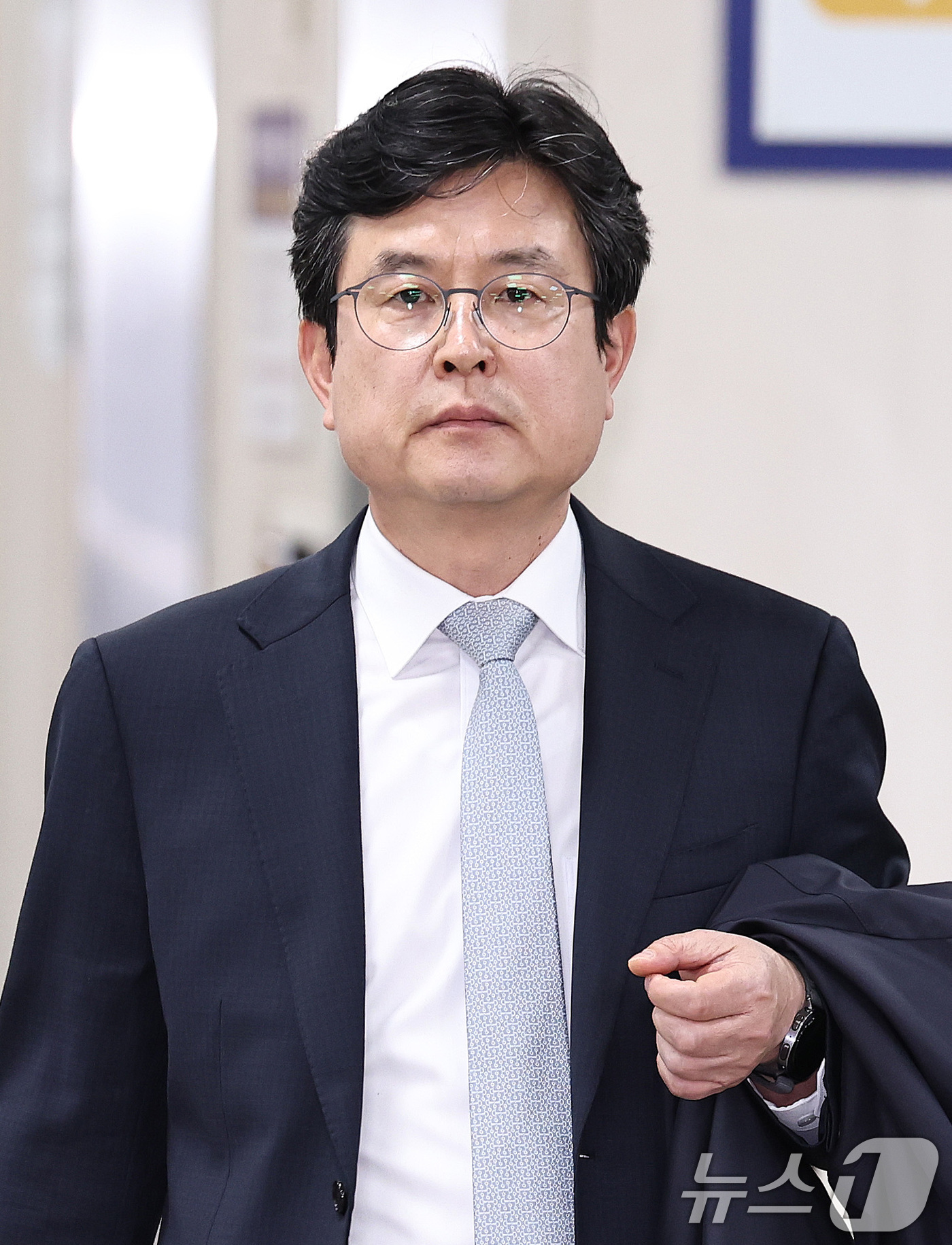 (서울=뉴스1) 구윤성 기자 = 12·3 비상계엄 이후 사후 문건을 작성한 혐의로 재판에 넘겨진 강의구 전 대통령실 부속실장이 25일 오후 서울 서초구 서울중앙지방법원에서 열린 첫 …