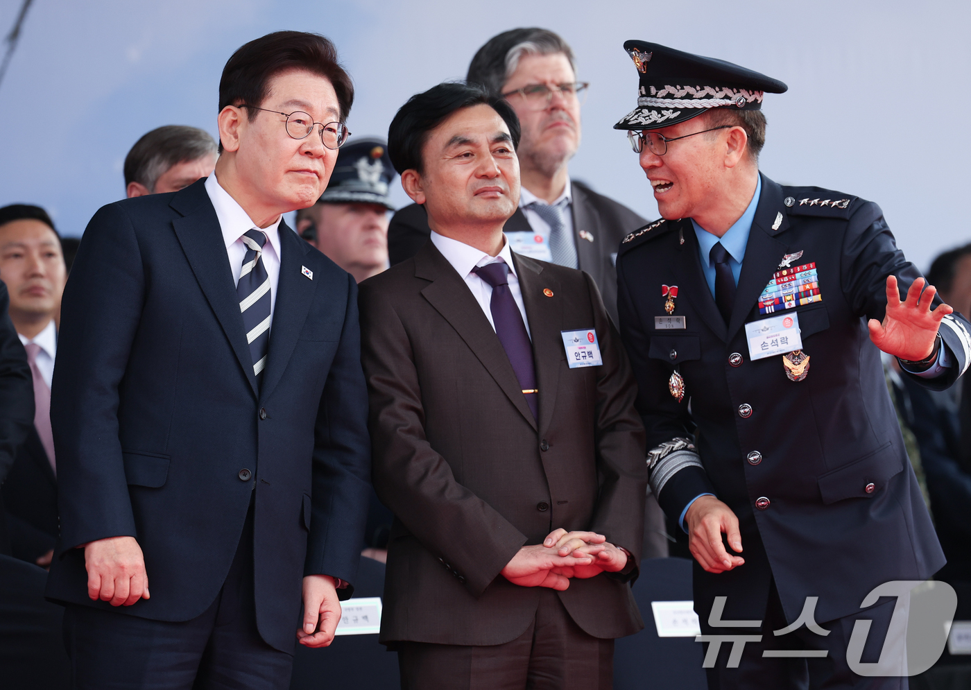 (사천=뉴스1) 이재명 기자 = 이재명 대통령이 25일 경남 사천 한국항공우주산업에서 열린 KF-21 양산 1호기 출고식에서 손석락 공군참모총장의 설명을 듣고 있다. 2026.3. …