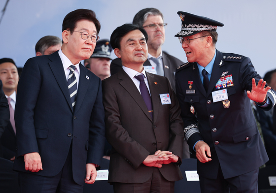 손석락 궁군참모총장 설명 듣는 이재명 대통령