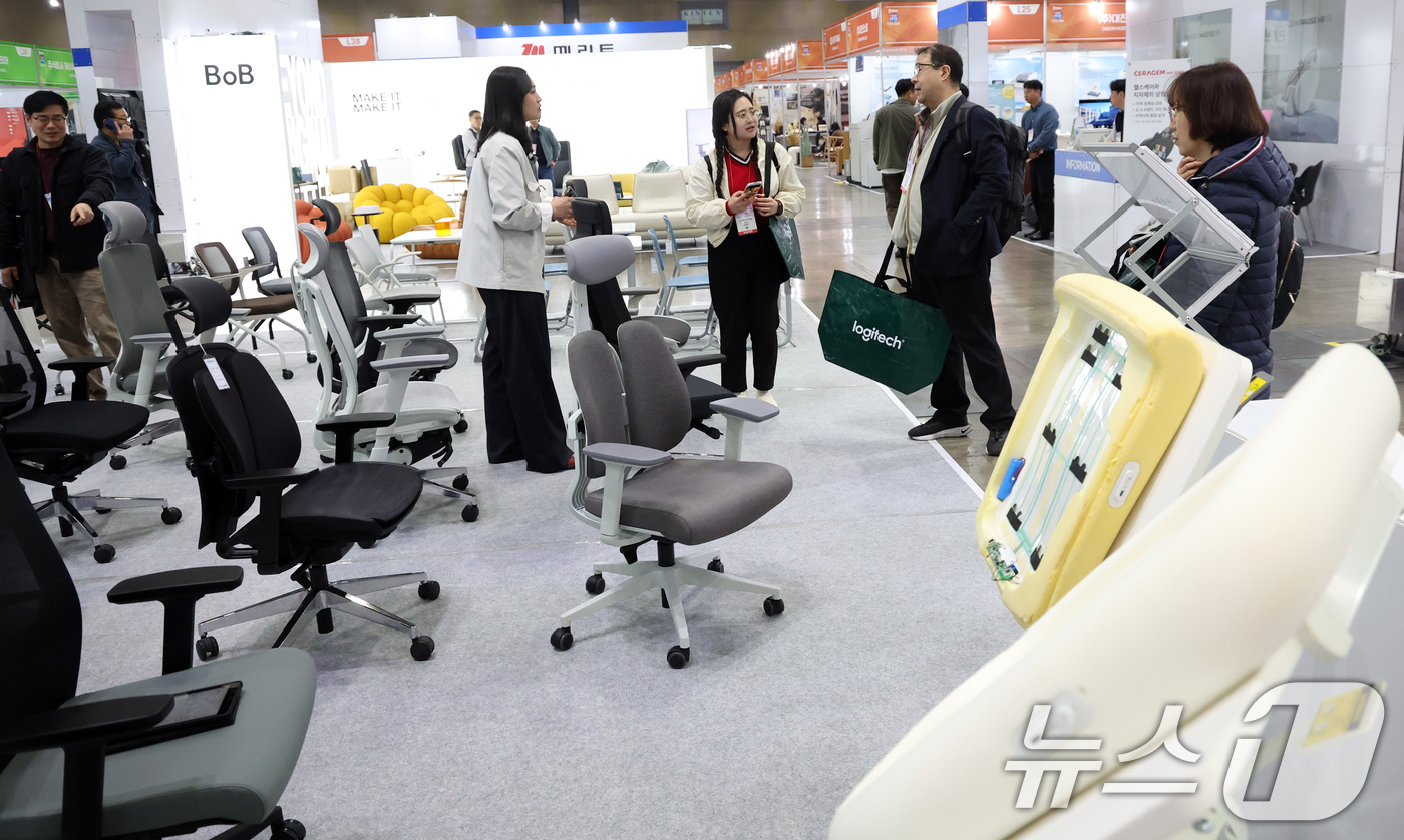 (고양=뉴스1) 김명섭 기자 = 25일 경기도 고양시 킨텍스에서 열린 2026 코리아 나라장터 엑스포에서 관람객들이 전시 부스를 둘러보고 있다.올해로 26회를 맞은 나라장터 엑스포 …