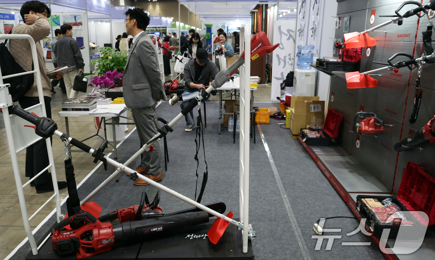 (고양=뉴스1) 김명섭 기자 = 25일 경기도 고양시 킨텍스에서 열린 2026 코리아 나라장터 엑스포에서 관람객들이 전시 부스를 둘러보고 있다.올해로 26회를 맞은 나라장터 엑스포 …