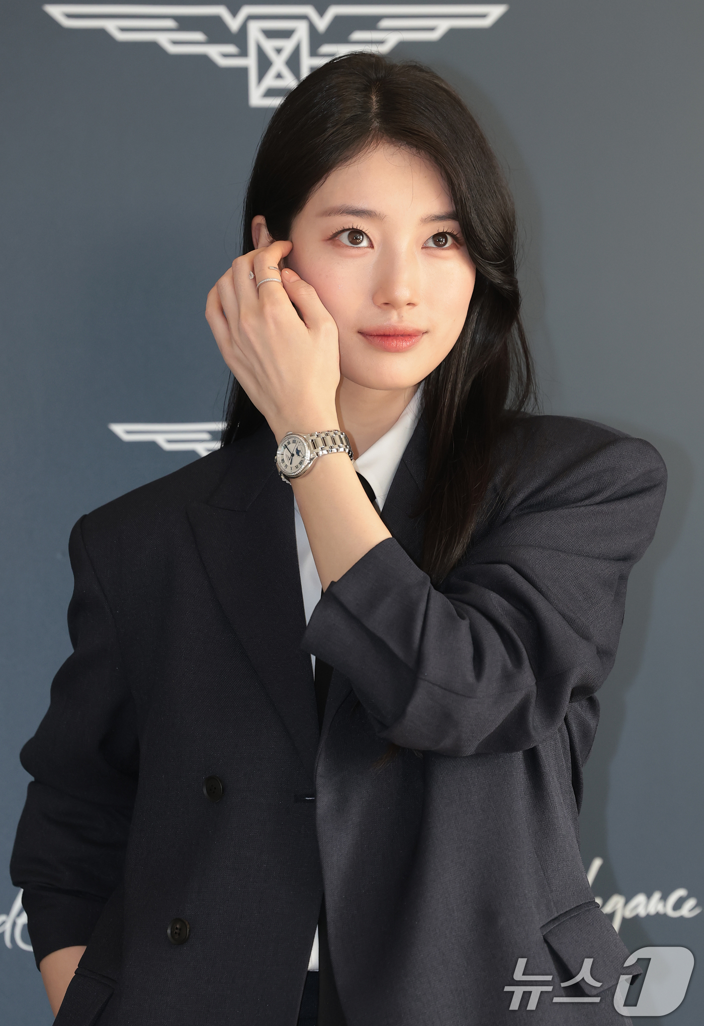 (서울=뉴스1) 권현진 기자 = 배우 수지가 25일 서울 강남구 웨스틴 파르나스에서 열린 스위스 워치 브랜드 론진 2026 신제품 프레젠테이션에 참석해 포즈를 취하고 있다. 202 …