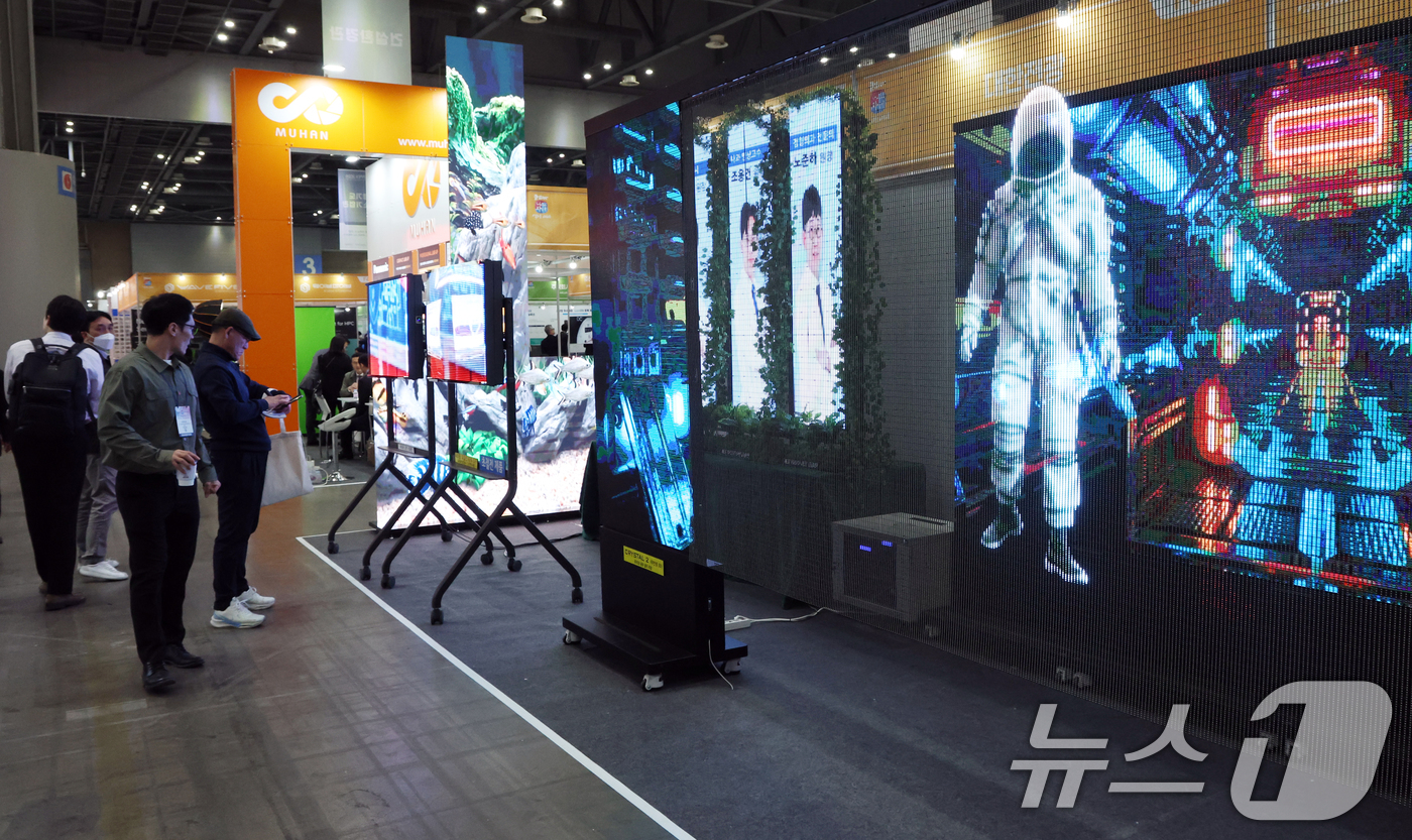 (고양=뉴스1) 김명섭 기자 = 25일 경기도 고양시 킨텍스에서 열린 2026 코리아 나라장터 엑스포에서 관람객들이 전시 부스를 둘러보고 있다.올해로 26회를 맞은 나라장터 엑스포 …