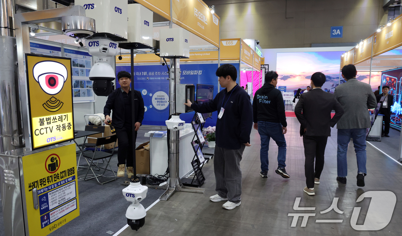 (고양=뉴스1) 김명섭 기자 = 25일 경기도 고양시 킨텍스에서 열린 2026 코리아 나라장터 엑스포에서 관람객들이 전시 부스를 둘러보고 있다.올해로 26회를 맞은 나라장터 엑스포 …