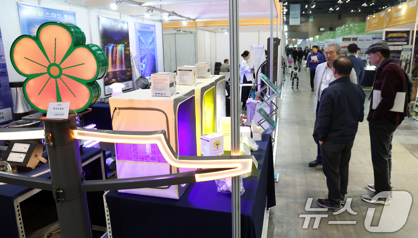 (고양=뉴스1) 김명섭 기자 = 25일 경기도 고양시 킨텍스에서 열린 2026 코리아 나라장터 엑스포에서 관람객들이 전시 부스를 둘러보고 있다.올해로 26회를 맞은 나라장터 엑스포 …