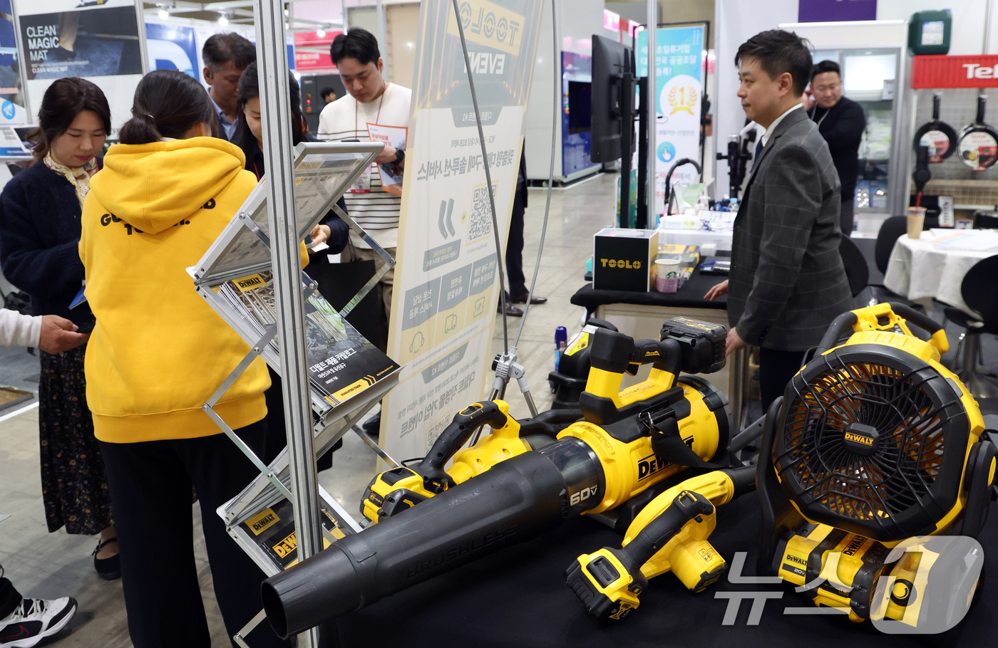 (고양=뉴스1) 김명섭 기자 = 25일 경기도 고양시 킨텍스에서 열린 2026 코리아 나라장터 엑스포에서 관람객들이 전시 부스를 둘러보고 있다.올해로 26회를 맞은 나라장터 엑스포 …