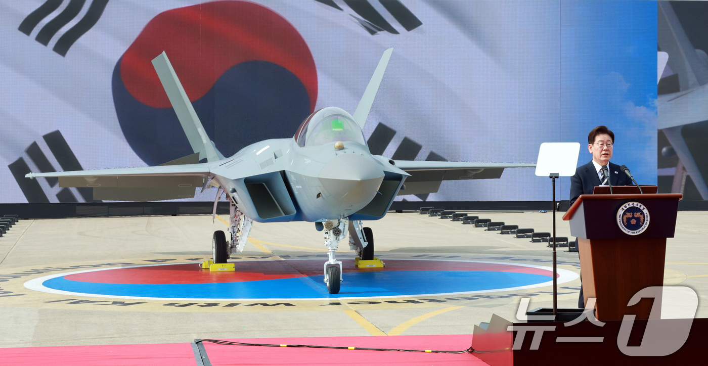 (사천=뉴스1) 이재명 기자 = 이재명 대통령이 25일 경남 사천 한국항공우주산업에서 열린 KF-21 양산 1호기 출고식에서 격려사를 하고 있다. 2026.3.25/뉴스1