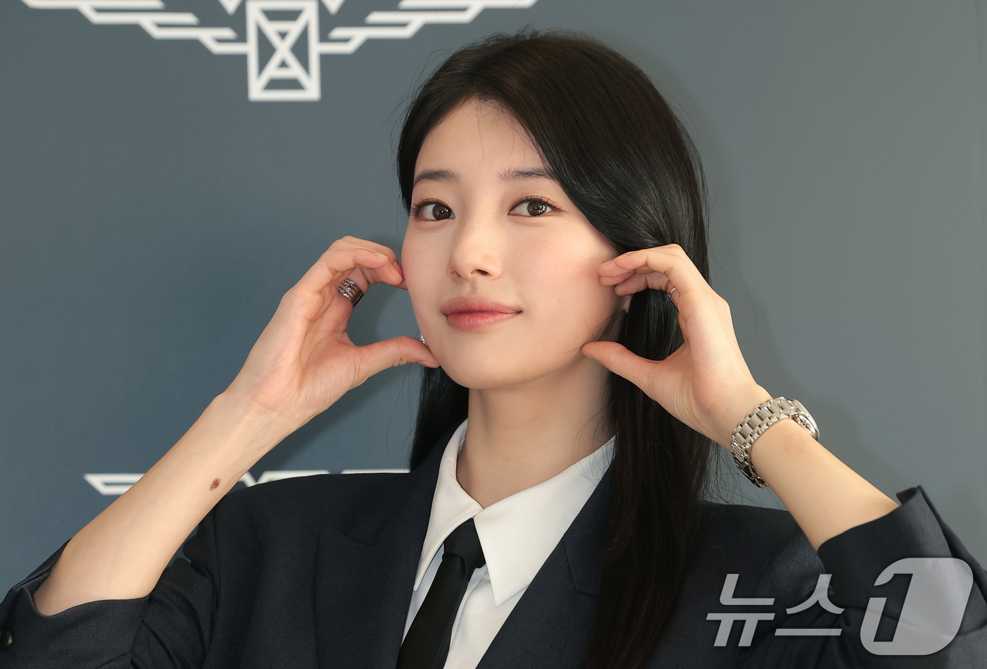 (서울=뉴스1) 권현진 기자 = 배우 수지가 25일 서울 강남구 웨스틴 파르나스에서 열린 스위스 워치 브랜드 론진 2026 신제품 프레젠테이션에 참석해 포즈를 취하고 있다. 202 …