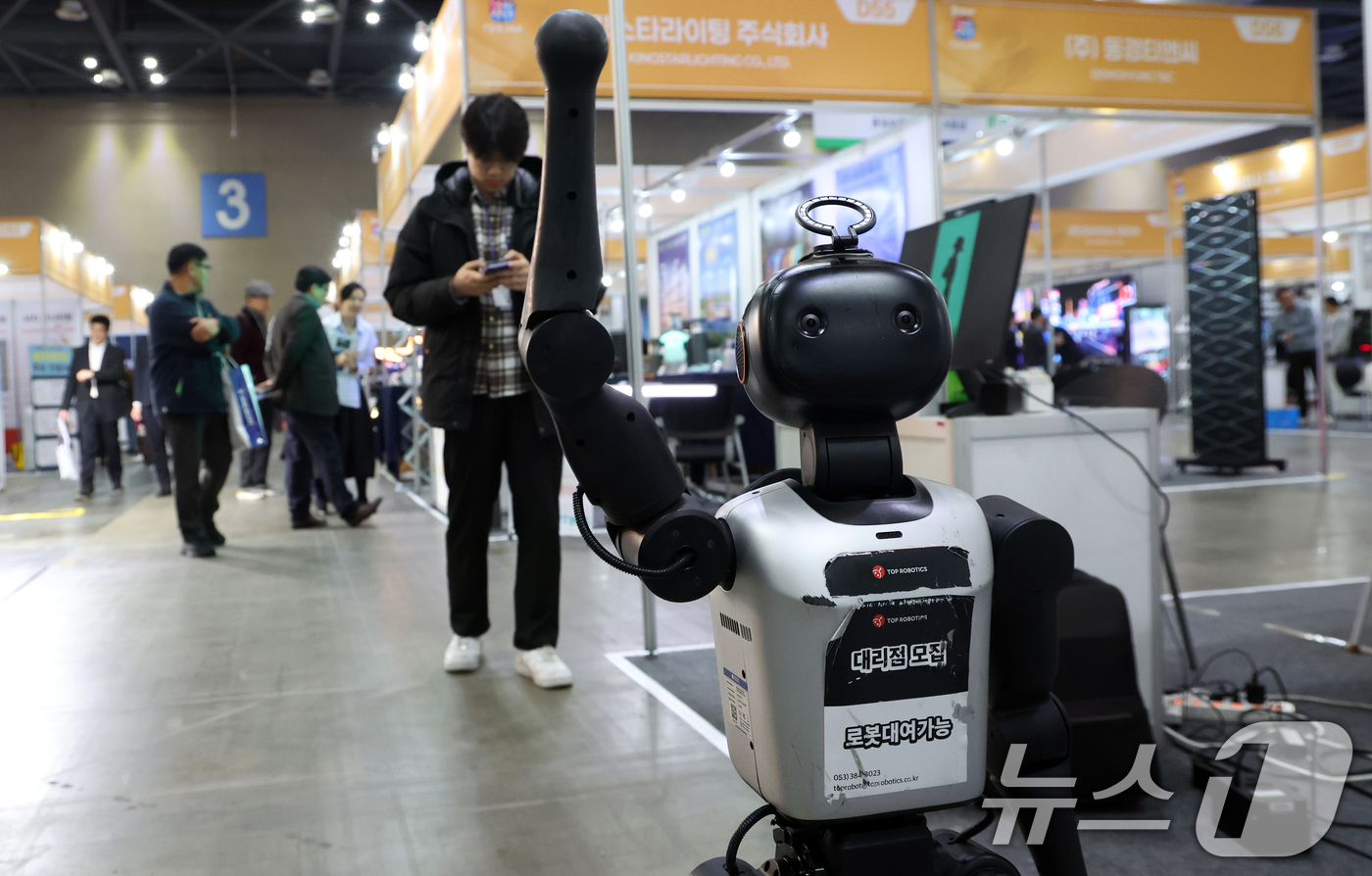 (고양=뉴스1) 김명섭 기자 = 25일 경기도 고양시 킨텍스에서 열린 2026 코리아 나라장터 엑스포에서 관람객들이 전시 부스를 둘러보고 있다.올해로 26회를 맞은 나라장터 엑스포 …