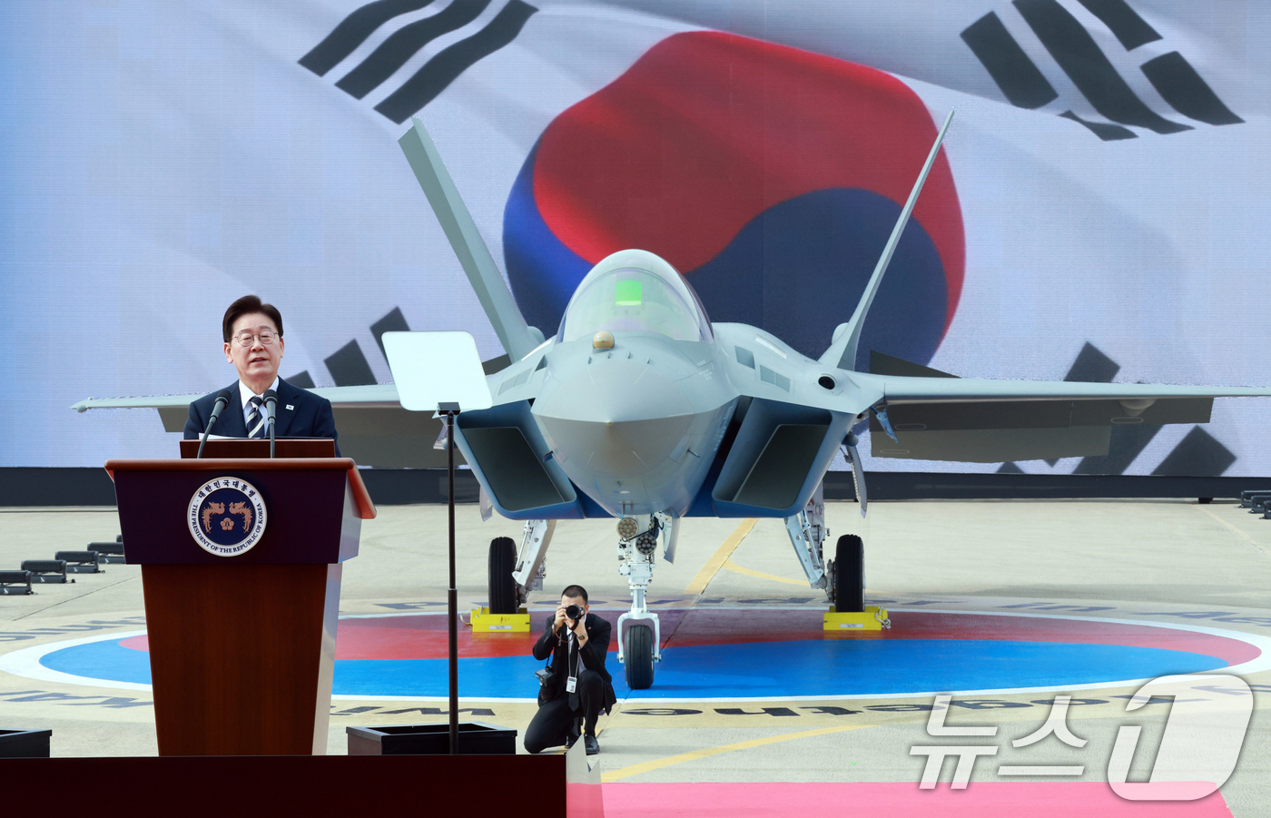 (사천=뉴스1) 이재명 기자 = 이재명 대통령이 25일 경남 사천 한국항공우주산업에서 열린 KF-21 양산 1호기 출고식에서 격려사를 하고 있다. 2026.3.25/뉴스1