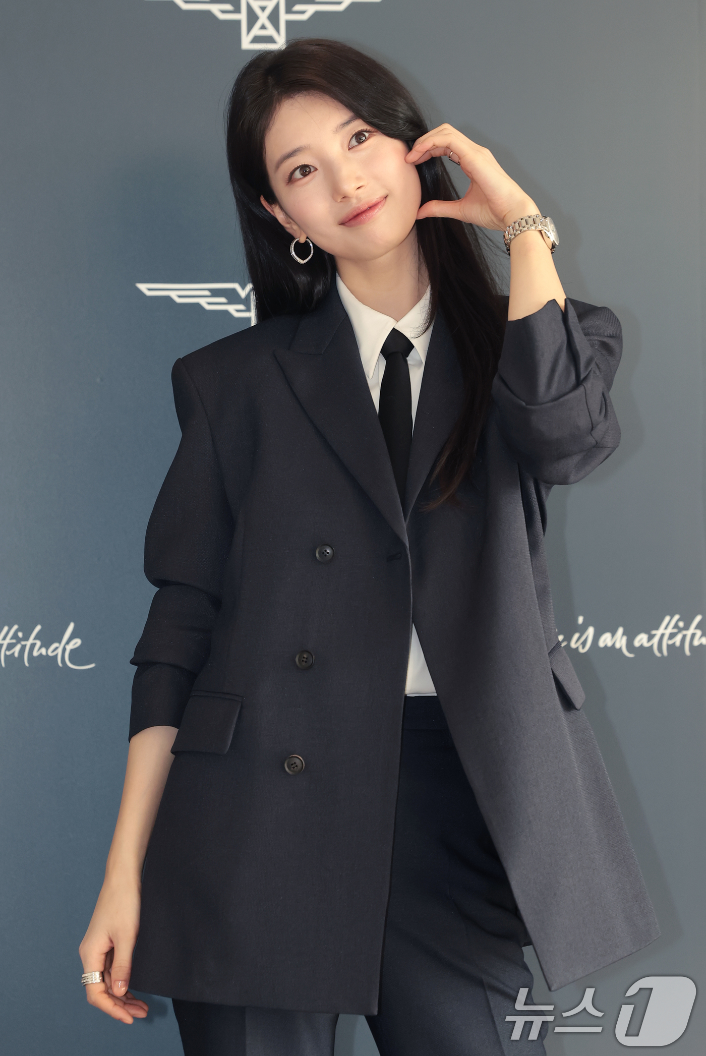 (서울=뉴스1) 권현진 기자 = 배우 수지가 25일 서울 강남구 웨스틴 파르나스에서 열린 스위스 워치 브랜드 론진 2026 신제품 프레젠테이션에 참석해 포즈를 취하고 있다. 202 …