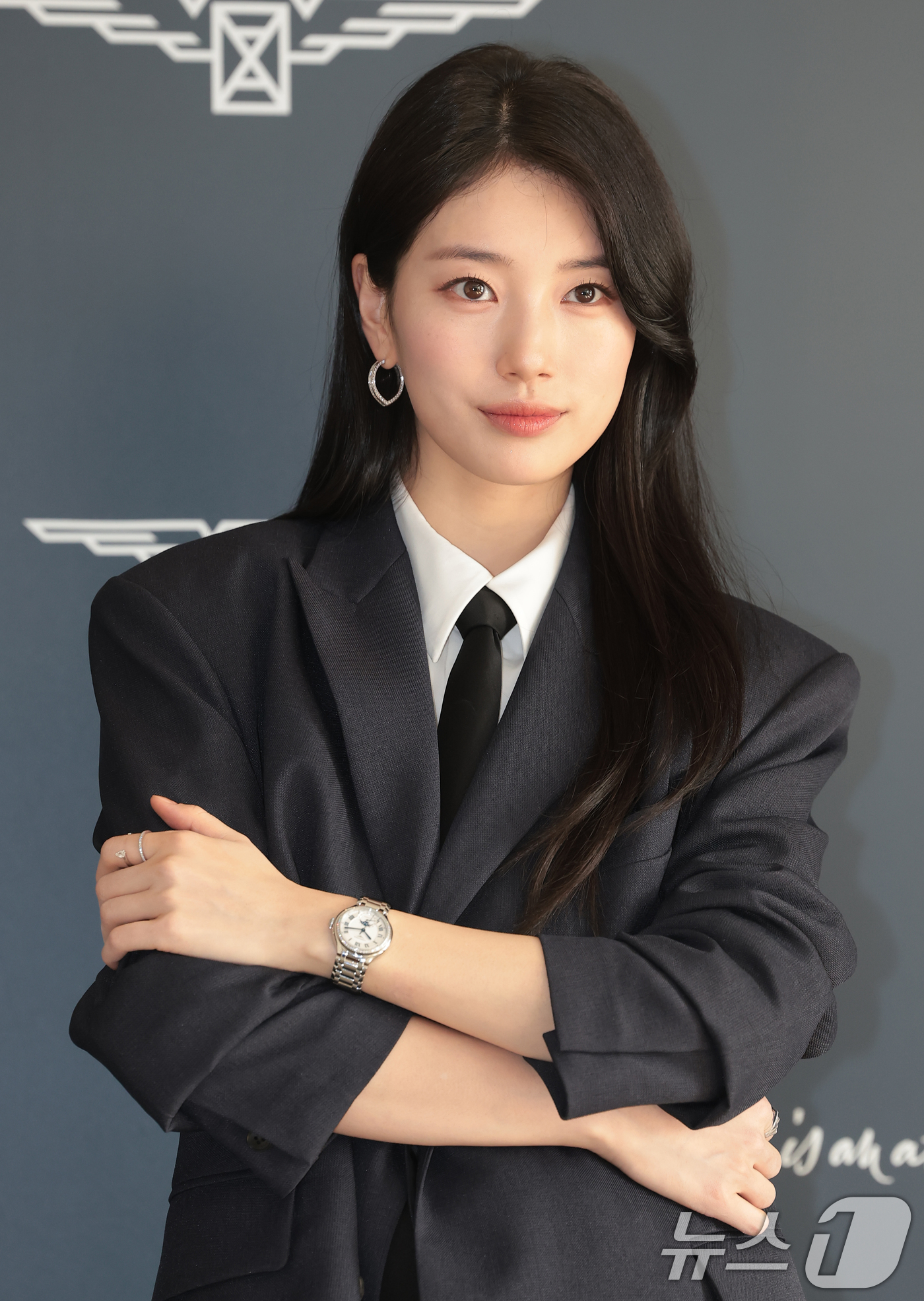 (서울=뉴스1) 권현진 기자 = 배우 수지가 25일 서울 강남구 웨스틴 파르나스에서 열린 스위스 워치 브랜드 론진 2026 신제품 프레젠테이션에 참석해 포즈를 취하고 있다. 202 …